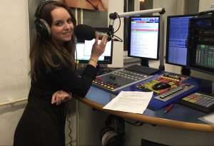 Julia als Moderation bei Radio Klangbrett